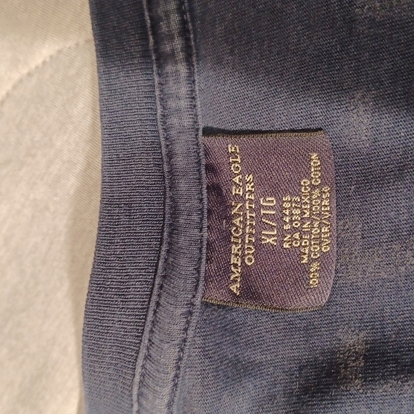 𝅺AMERICAN EAGLE OUTFITTERS MENS SZ XL LONG SLEEVE BLUE TEE SHIRT WITH TAN PRINT - Picture 5 of 6